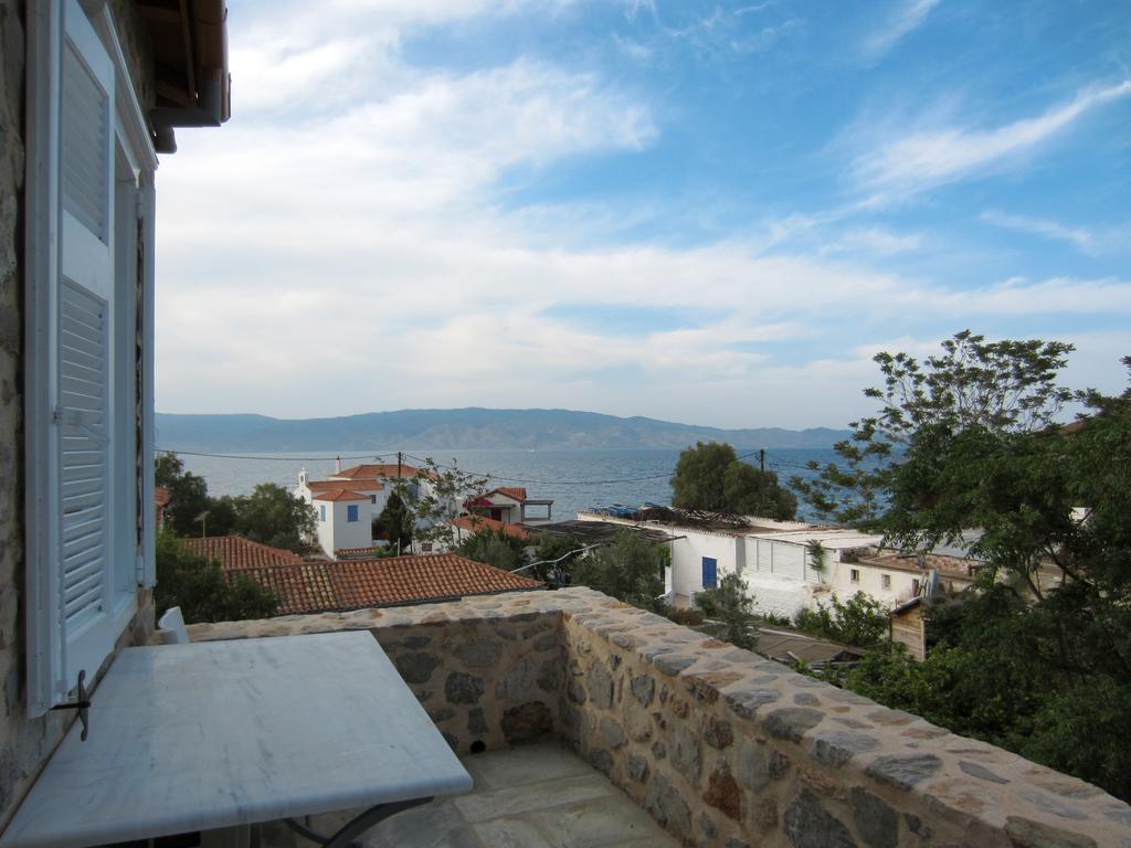 Kiki's Houses Vlichos Hydra  Zimmer foto